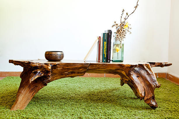 ​Mesa en madera a partir de una raíz de castaño homify Casas de estilo rústico Artículos del hogar