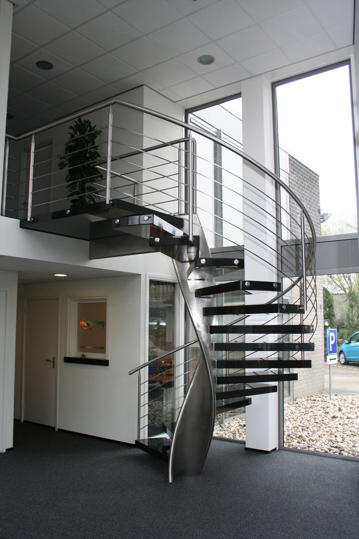 Natuurstenen RVS spiraaltrap met vrijdragende natuursteen treden Allstairs Trappenshowroom Trap Trappen