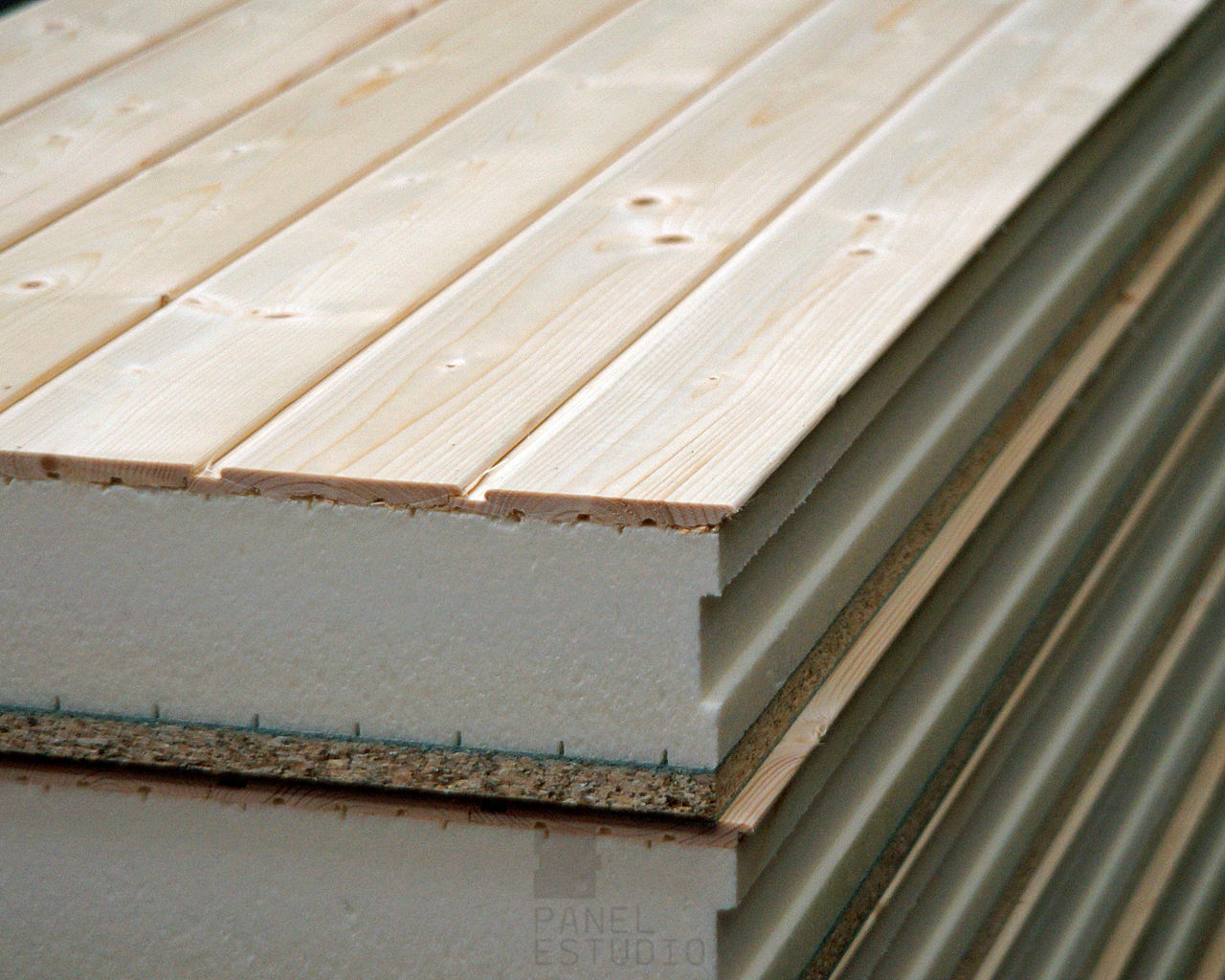 Panel de madera con núcleo aislante y acabado decorativo en madera natural. panelestudio