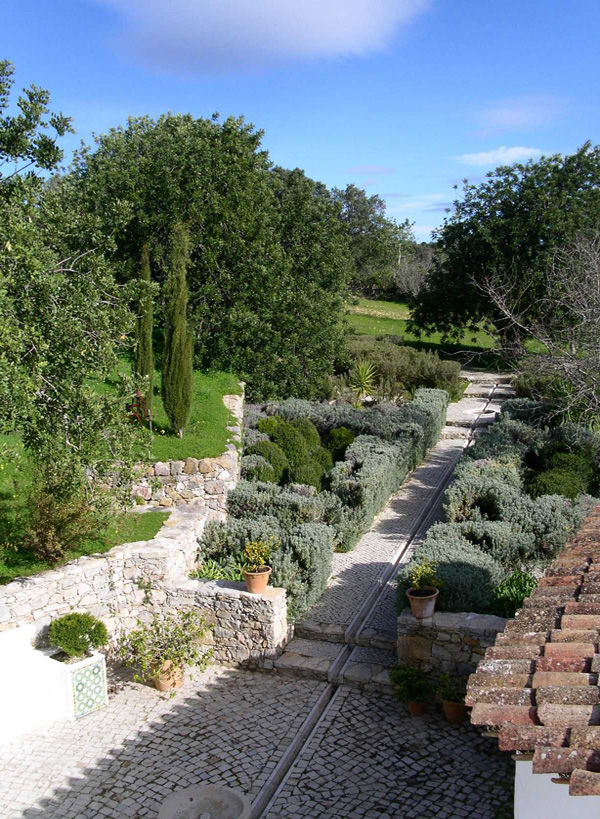 Blick in den östlichen Garten v. Bismarck Architekt Mediterraner Garten Anlage,Himmel,Wolke,Straßenbelag,Natürliche Landschaft,Vegetation,Gras,Wasserlauf,Baum,Bodendecker