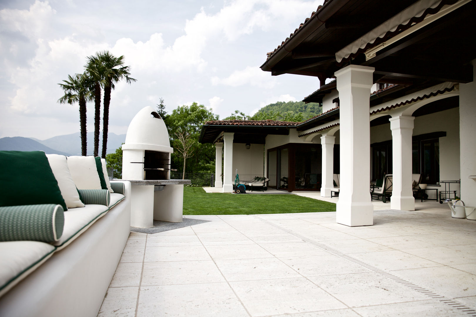 Splendida vista sul lago di Lugano, DF Design DF Design Mediterranean style balcony, veranda & terrace