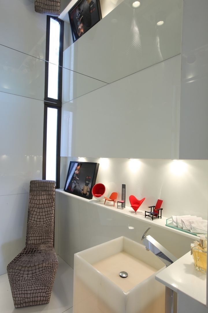 homify Modern bathroom