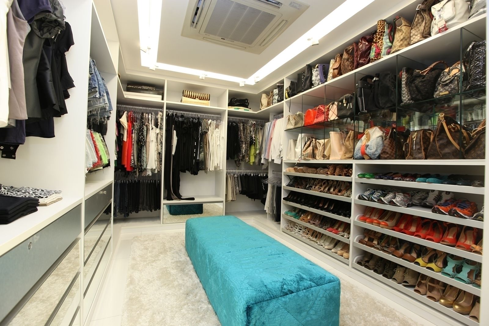 homify Modern Dressing Room