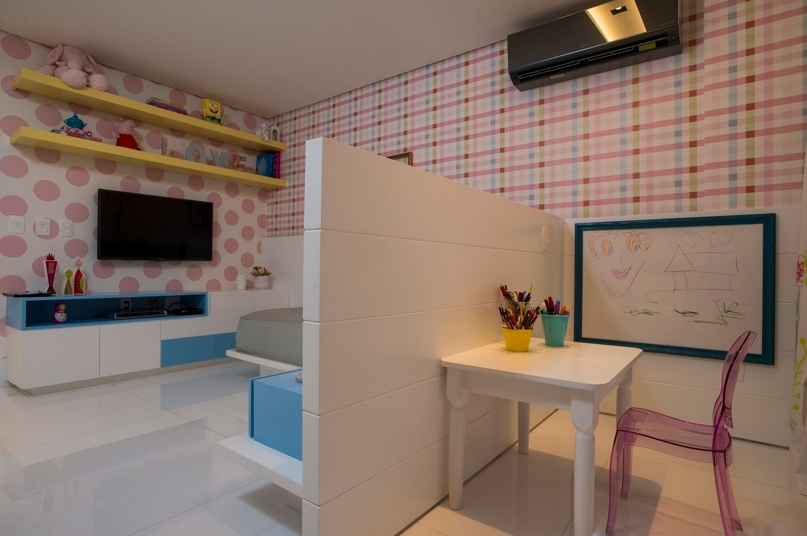 homify Modern nursery/kids room