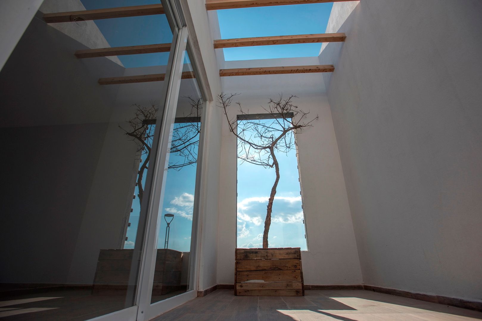 Casa Pitahayas 62, Zibatá, El Marqués, Querétaro, JF ARQUITECTOS JF ARQUITECTOS Балкон и терраса в стиле минимализм