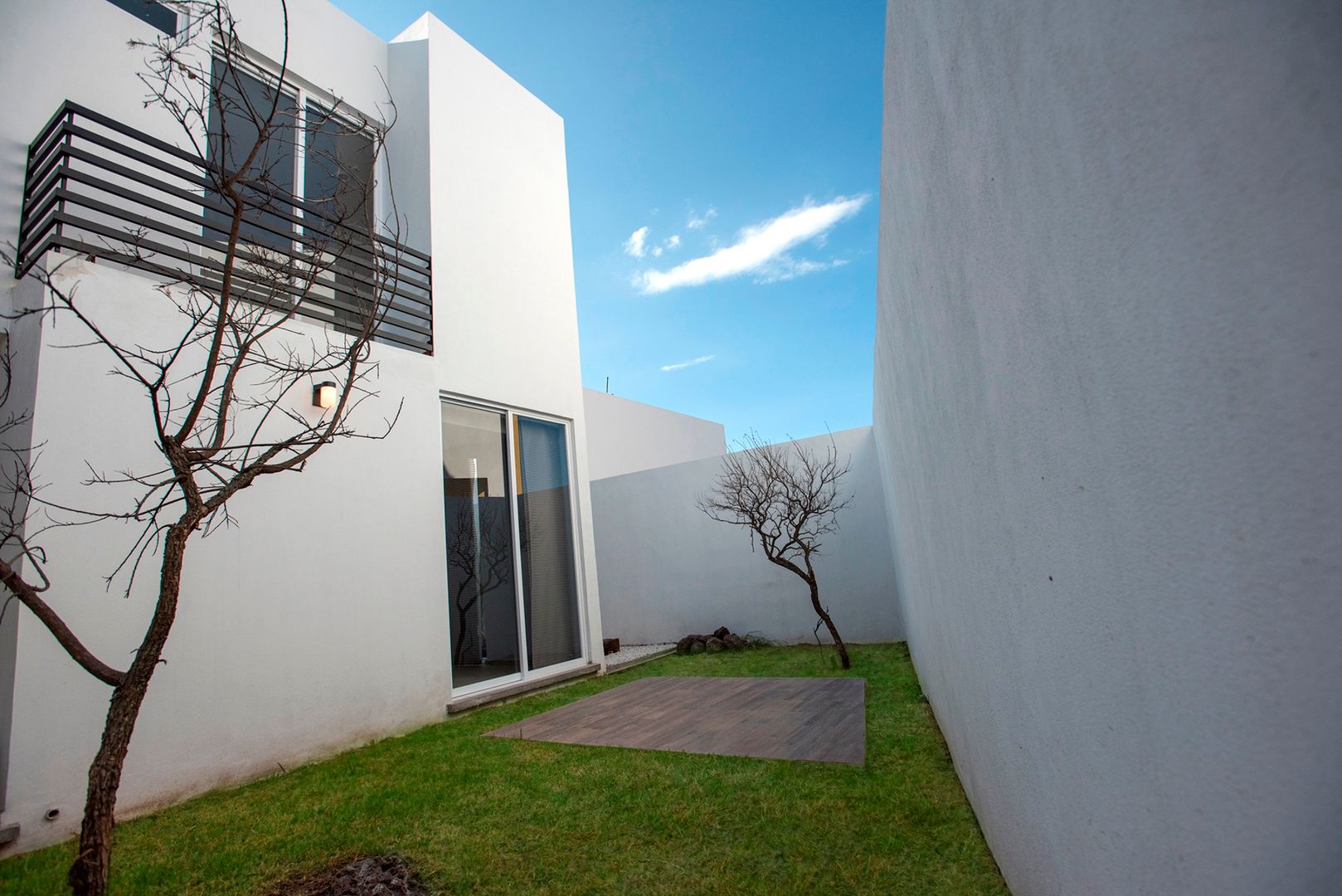 Casa Pitahayas 62, Zibatá, El Marqués, Querétaro, JF ARQUITECTOS JF ARQUITECTOS Minimalist Bahçe