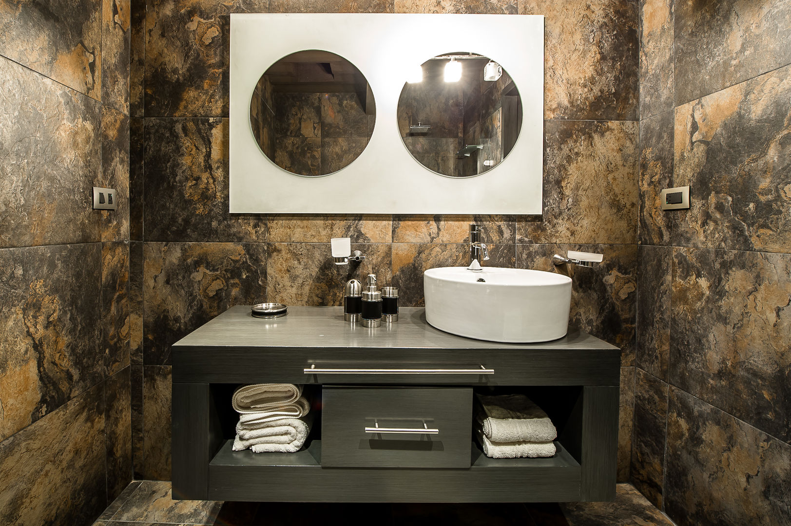 Casa Bugambilia, Con Contenedores S.A. de C.V. Con Contenedores S.A. de C.V. Industrial style bathroom Sinks