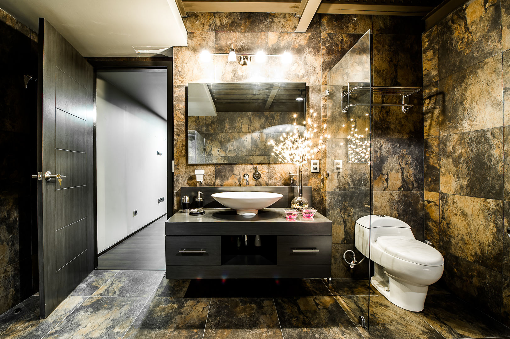 Casa Bugambilia, Con Contenedores S.A. de C.V. Con Contenedores S.A. de C.V. Industrial style bathrooms Sinks