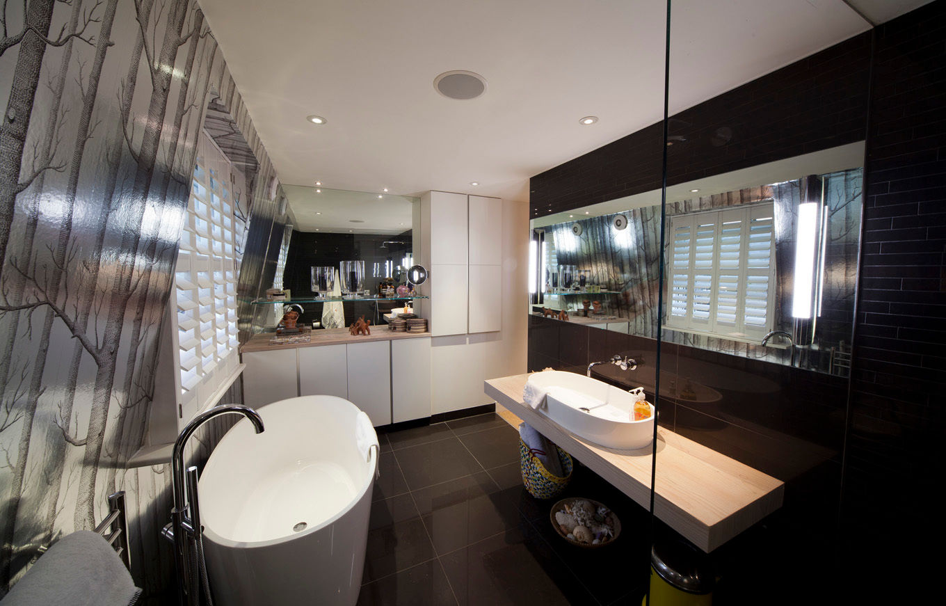 En Suite Bathroom in Loft extension Gullaksen Architects モダンスタイルの お風呂