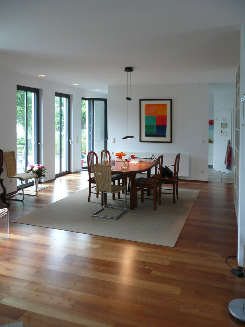 Familienhaus, waldorfplan architekten waldorfplan architekten Minimalist dining room