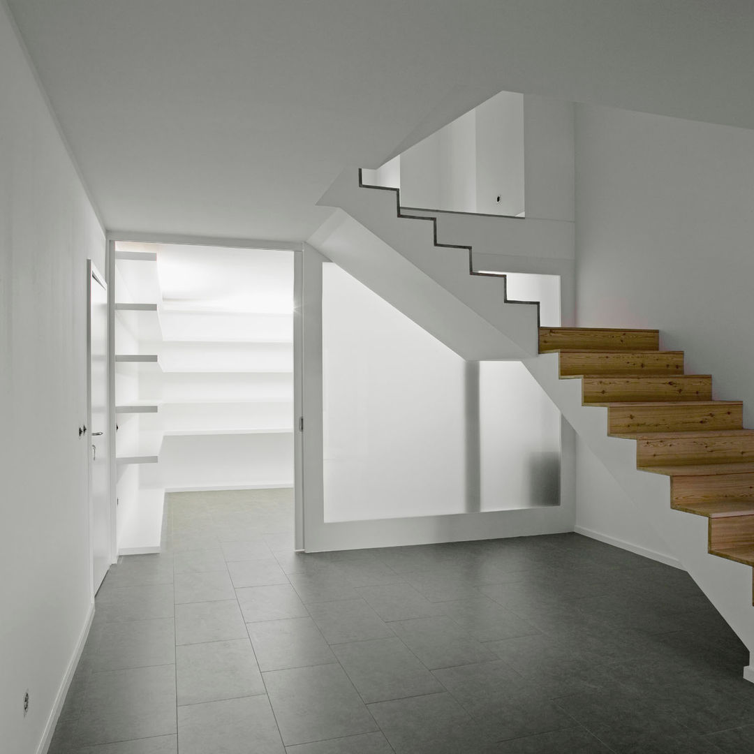 Remodelação de Casa Unifamiliar em Coimbra, Atelier do Corvo Atelier do Corvo Modern corridor, hallway & stairs
