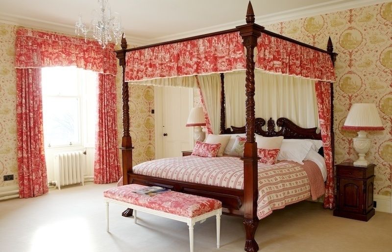 Master bedroom adam mcnee ltd ห้องนอน เตียงนอนและหัวเตียง