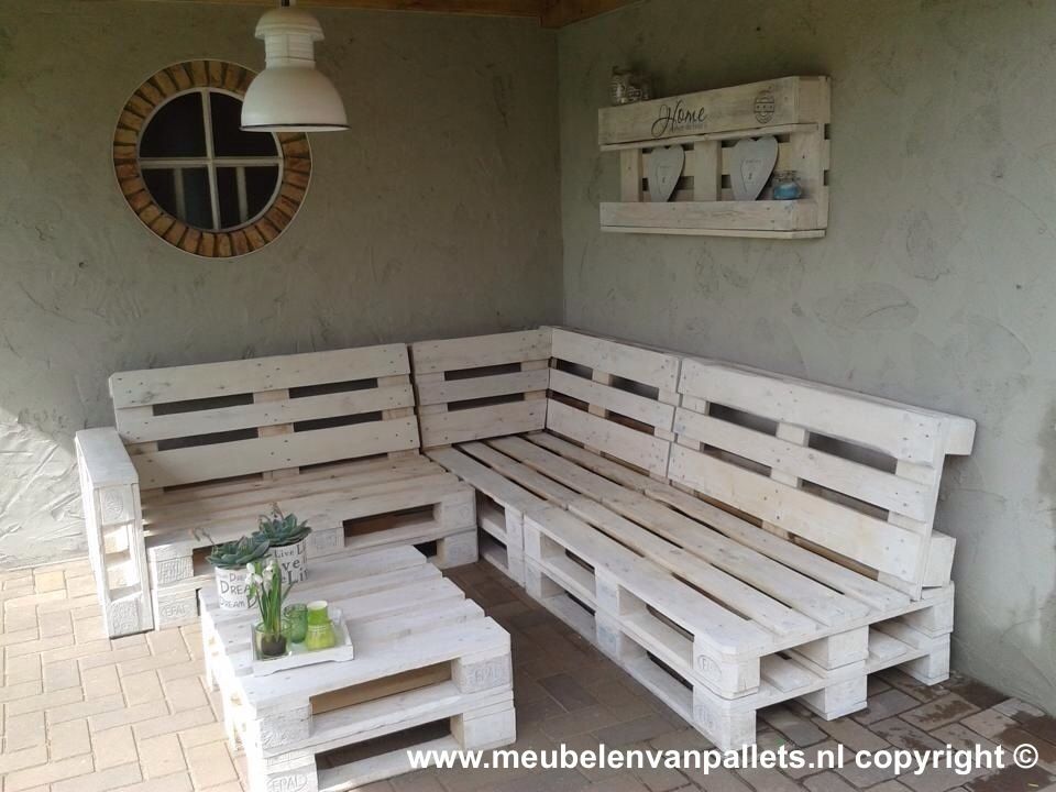 Rustiek, praktisch en geschikt voor buiten: een loungebank van pallets, Meubelen van pallets Meubelen van pallets Industrial style garden Furniture