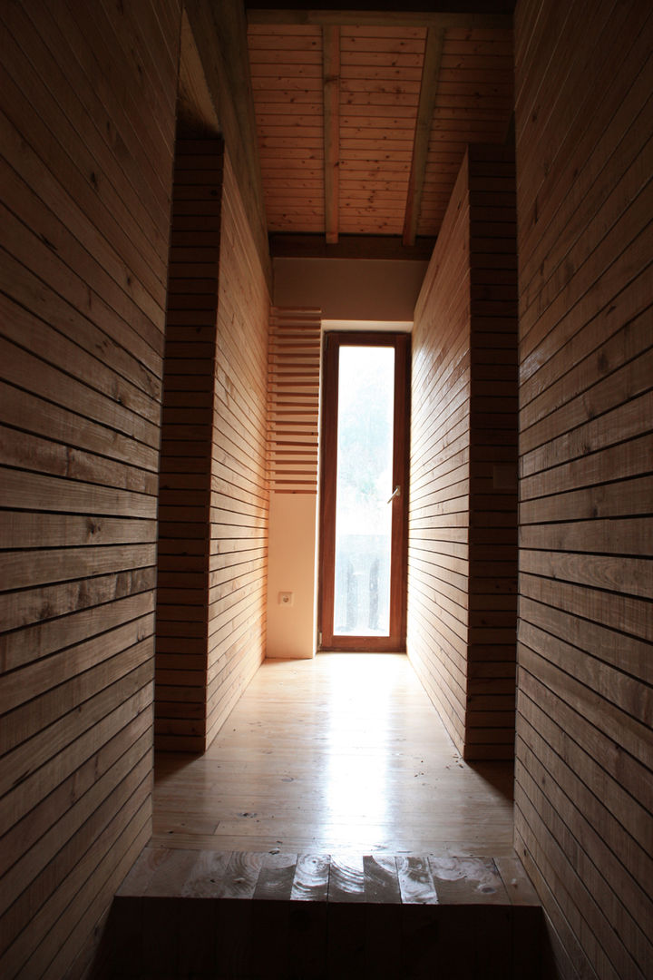 Remodelação de casa no Gondramaz, Atelier do Corvo Atelier do Corvo Modern corridor, hallway & stairs