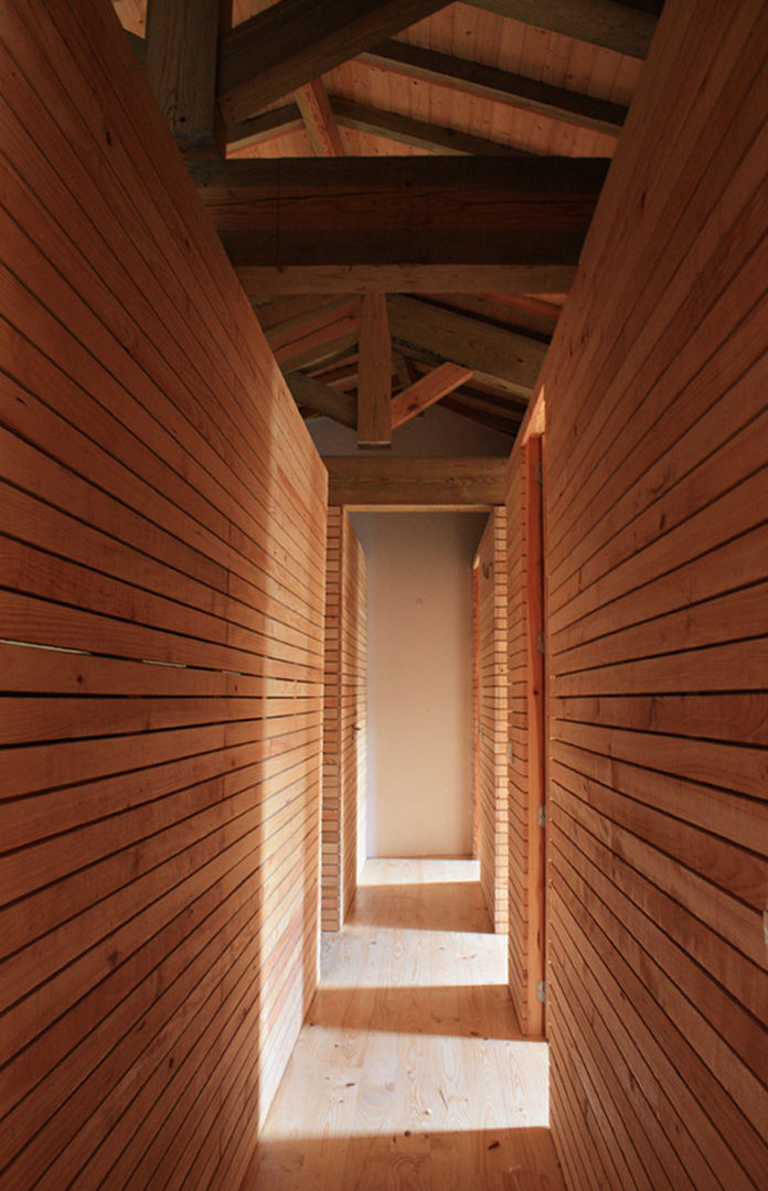 Remodelação de casa no Gondramaz, Atelier do Corvo Atelier do Corvo Dormitorios de estilo moderno