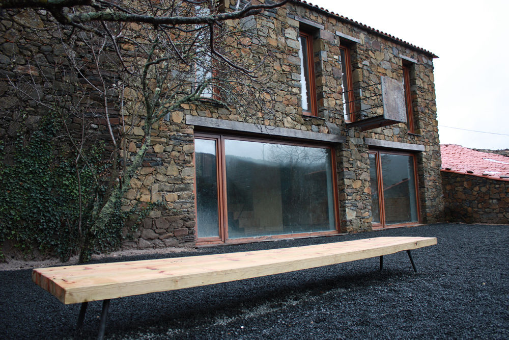 Vista exterior Atelier do Corvo Casas modernas Janela,Céu,Madeira,Construção,Superfície da estrada,Plantar,Sombra,casa,Tijolo,Cabana