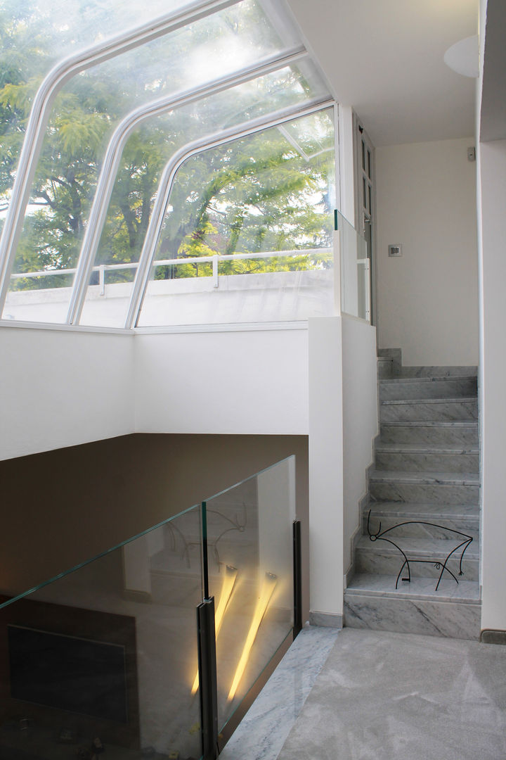 Ristrutturazione di villa privata: Gallarate (VA), Zenith-Studio Architetti Associati Zenith-Studio Architetti Associati Modern Corridor, Hallway and Staircase