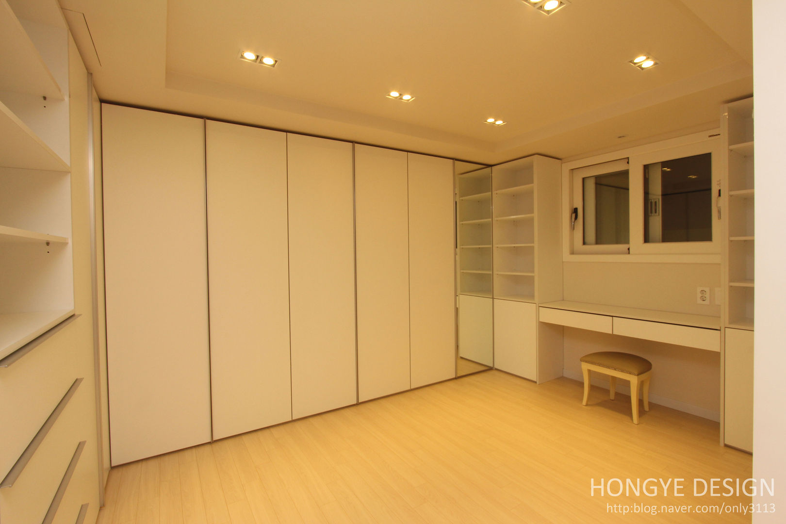 넓은 공간 속 최적화 된 디자인., 홍예디자인 홍예디자인 Modern dressing room