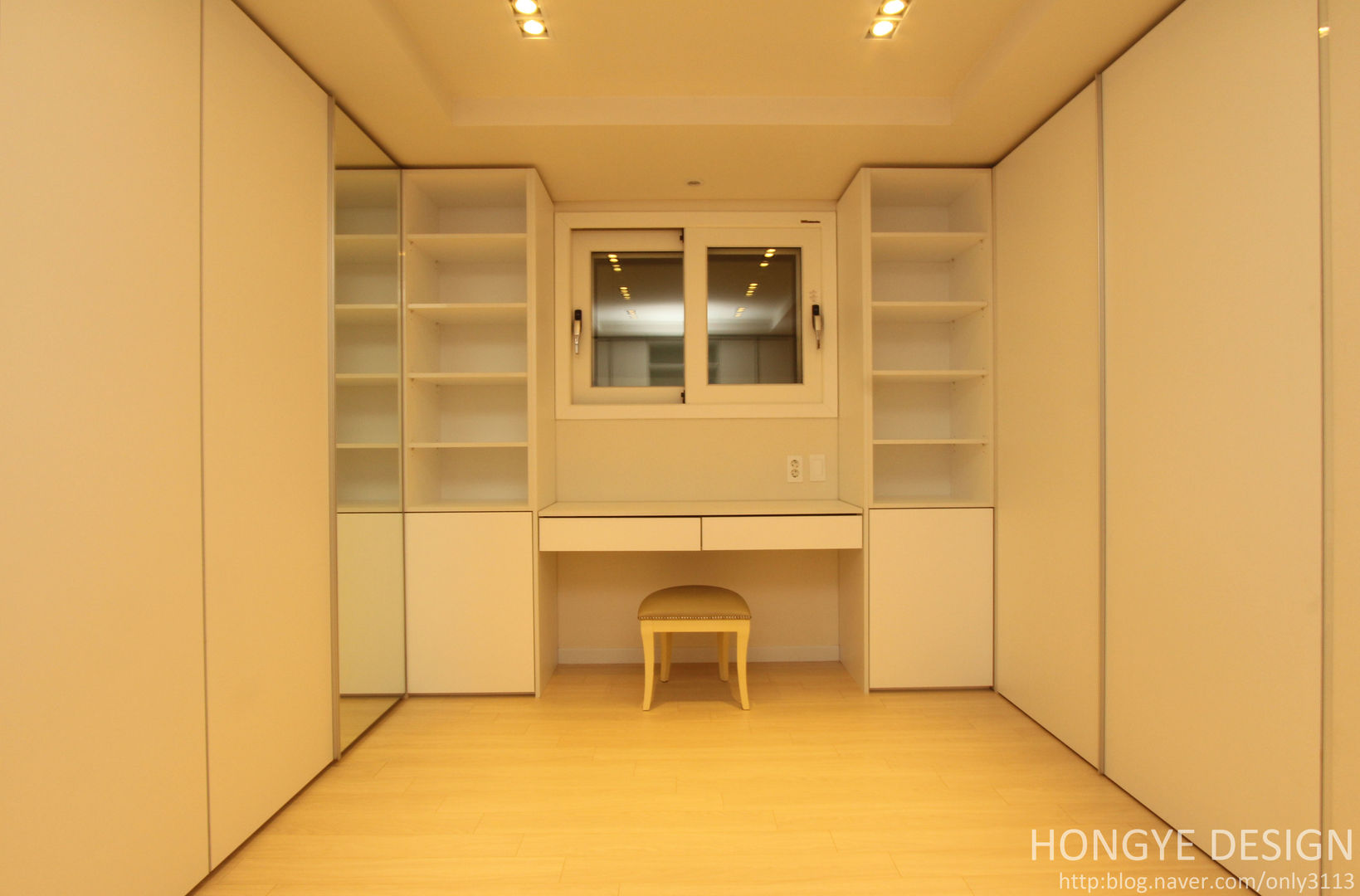 넓은 공간 속 최적화 된 디자인., 홍예디자인 홍예디자인 Modern style dressing rooms