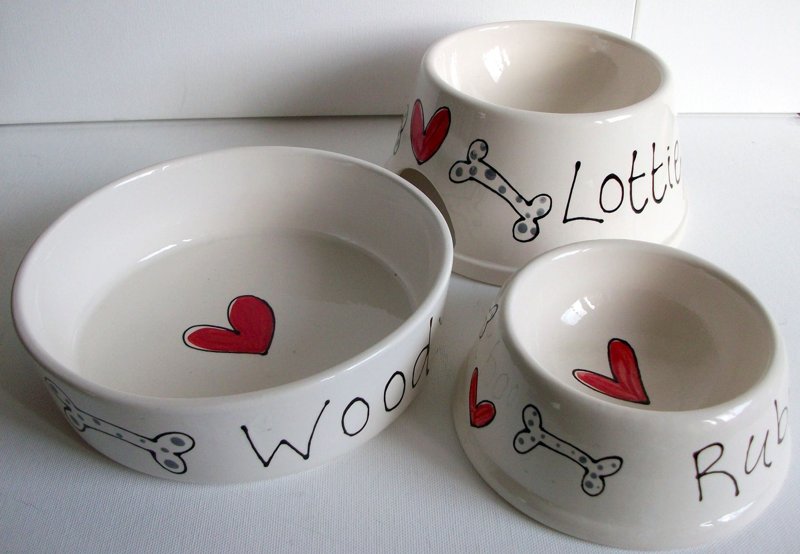 Personalised Dog Bowls Hearts and Bones homify Cucina in stile classico Posate, Stoviglie & Bicchieri