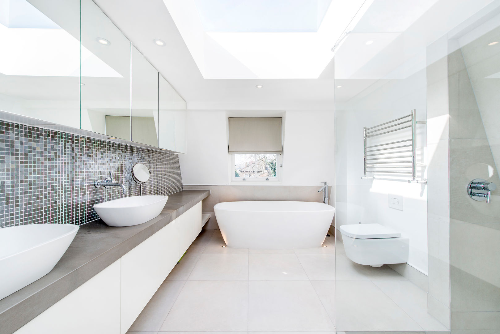 Contemporary Bathroom and Lighting homify Salle de bain moderne