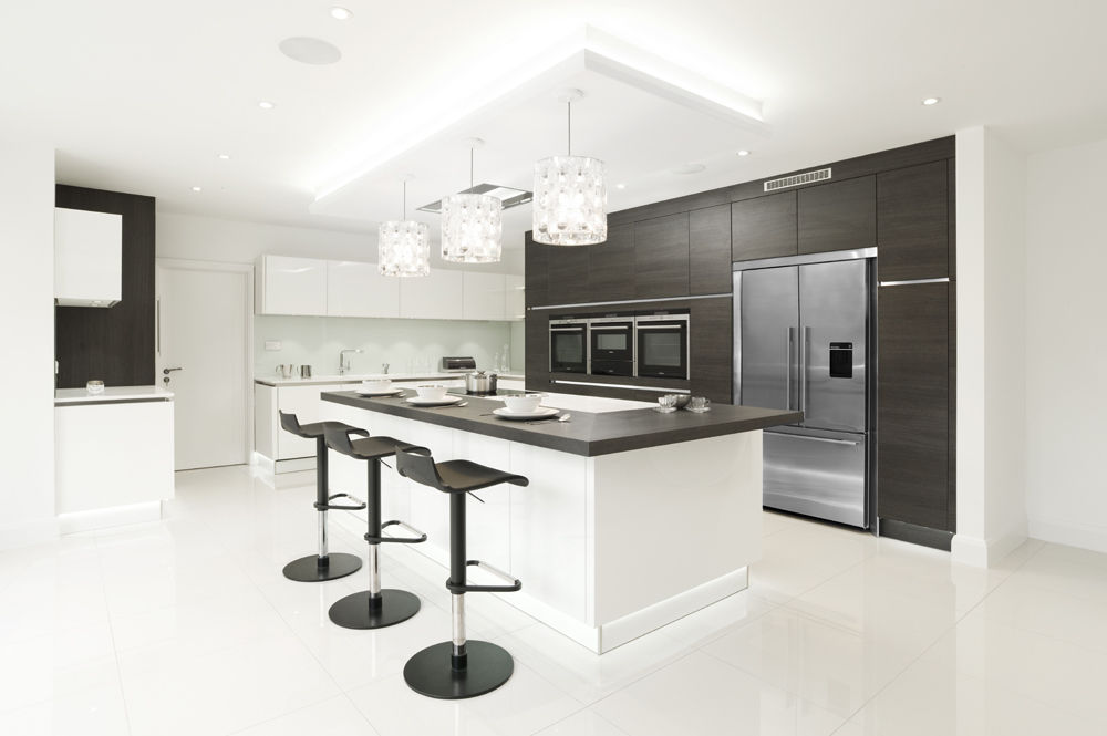 Urban Theme Terra Oak and White Gloss homify Cocinas de estilo moderno