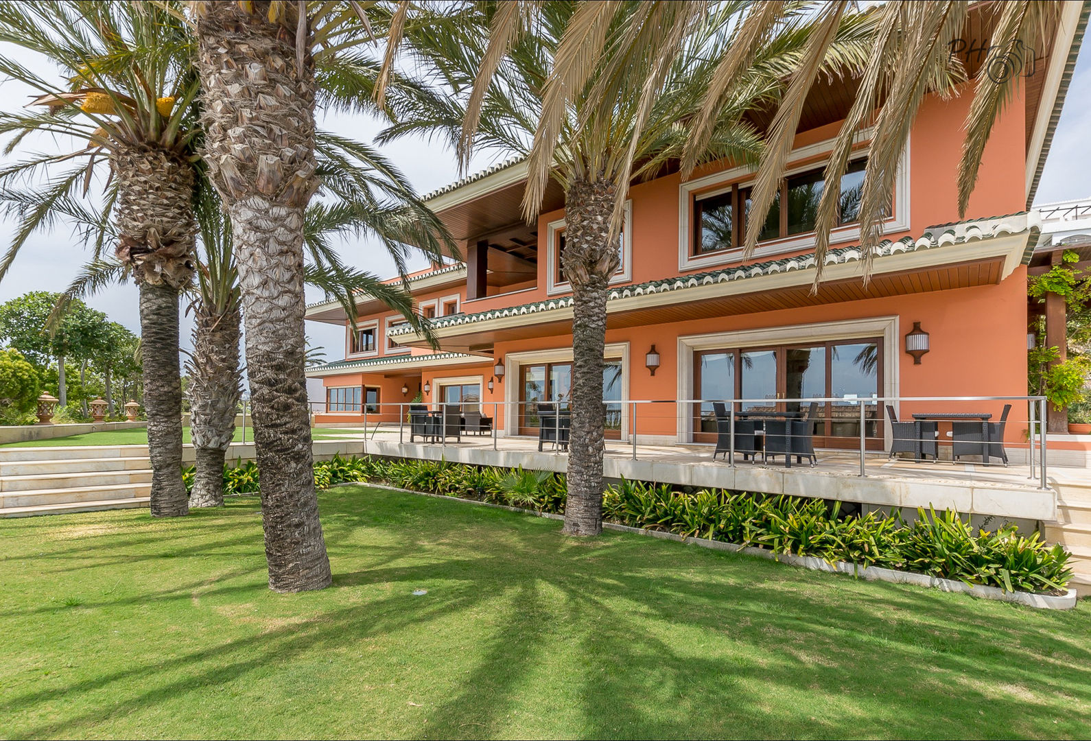 Villa de Lujo en Málaga con toques tropicales de diseño. Per Hansen Casas de estilo tropical