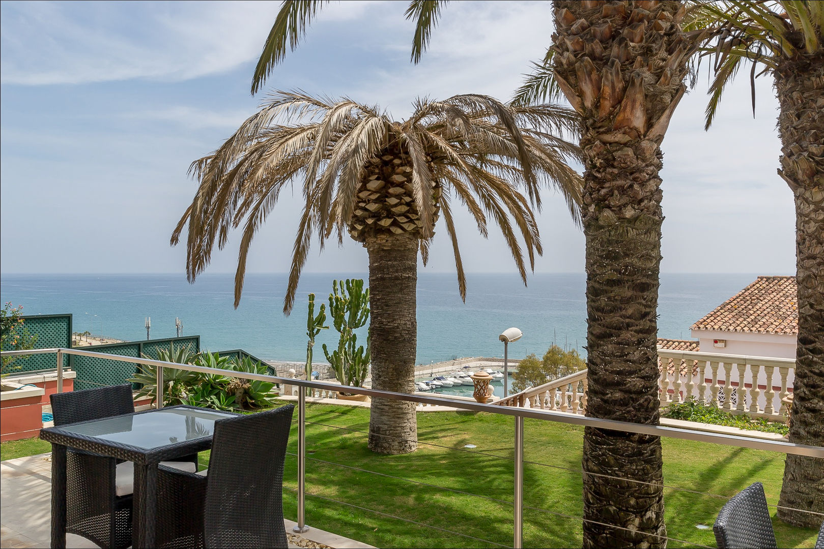 Villa de lujo en Málaga con toques tropicales, Per Hansen Per Hansen Tropischer Balkon, Veranda & Terrasse