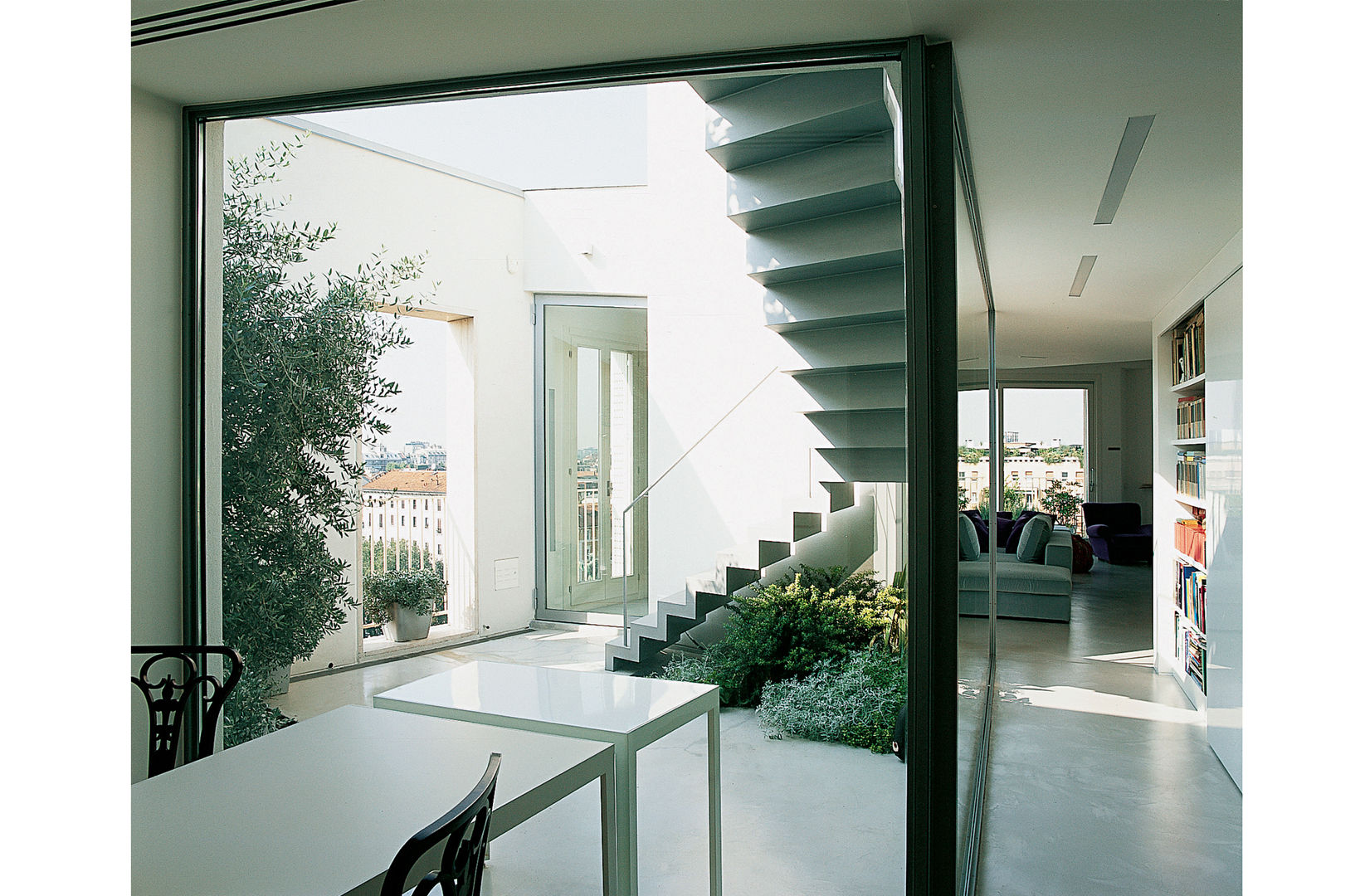 Penthouse con patio, 8&A Architetti 8&A Architetti شبابيك