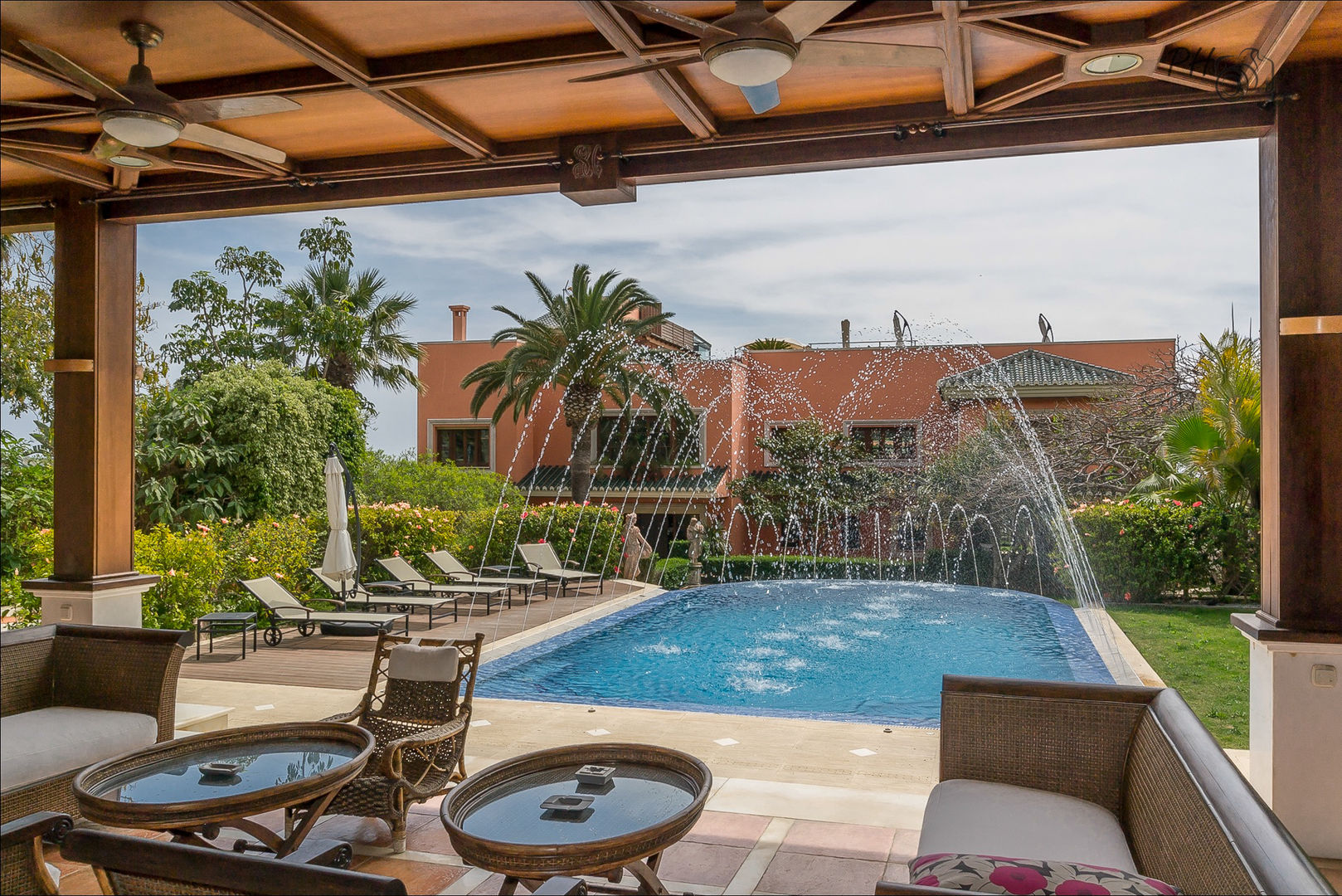 Vista a la piscina desde el pabellón Per Hansen Piscinas de estilo tropical