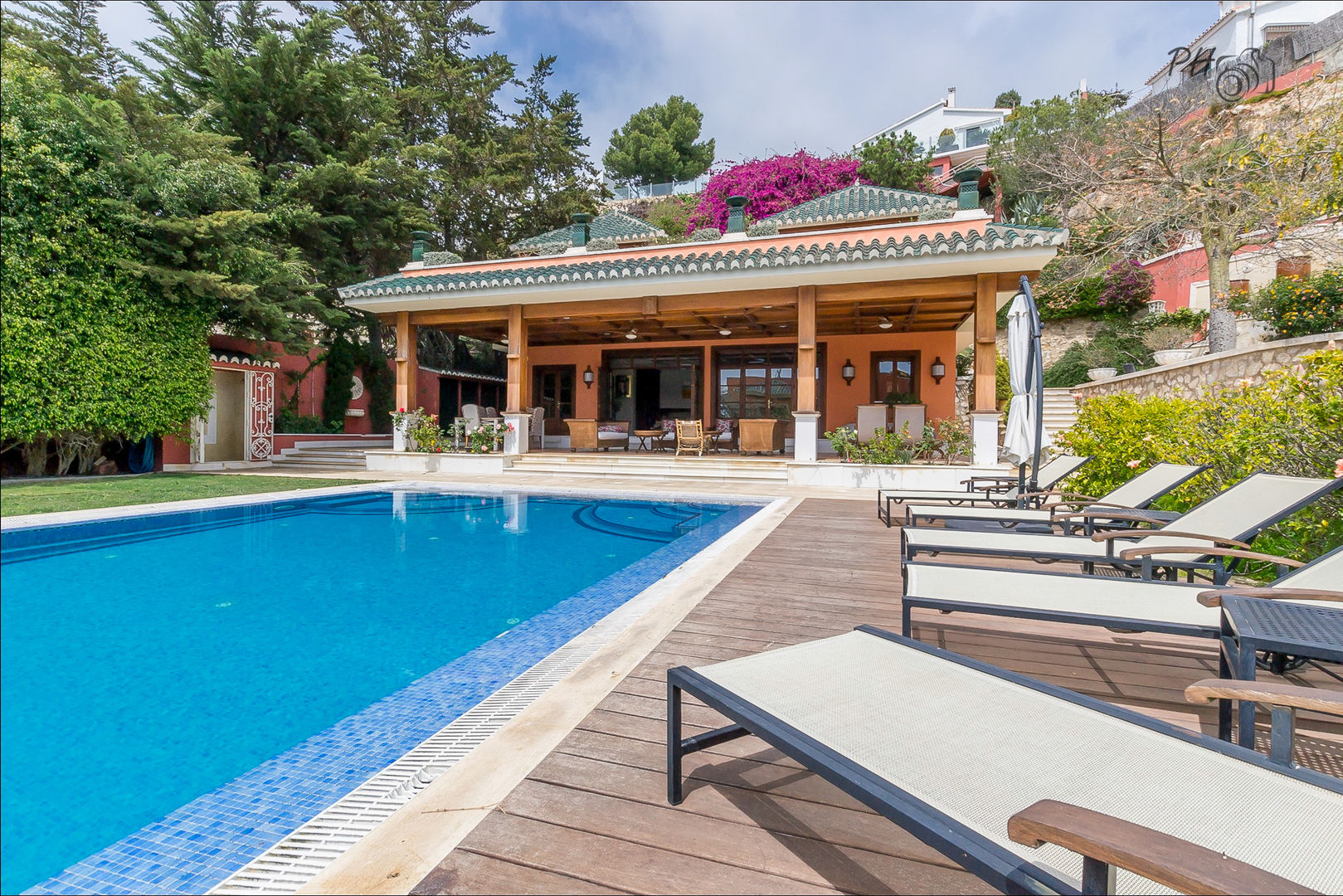 pabellón al lado de la piscina Per Hansen Albercas tropicales