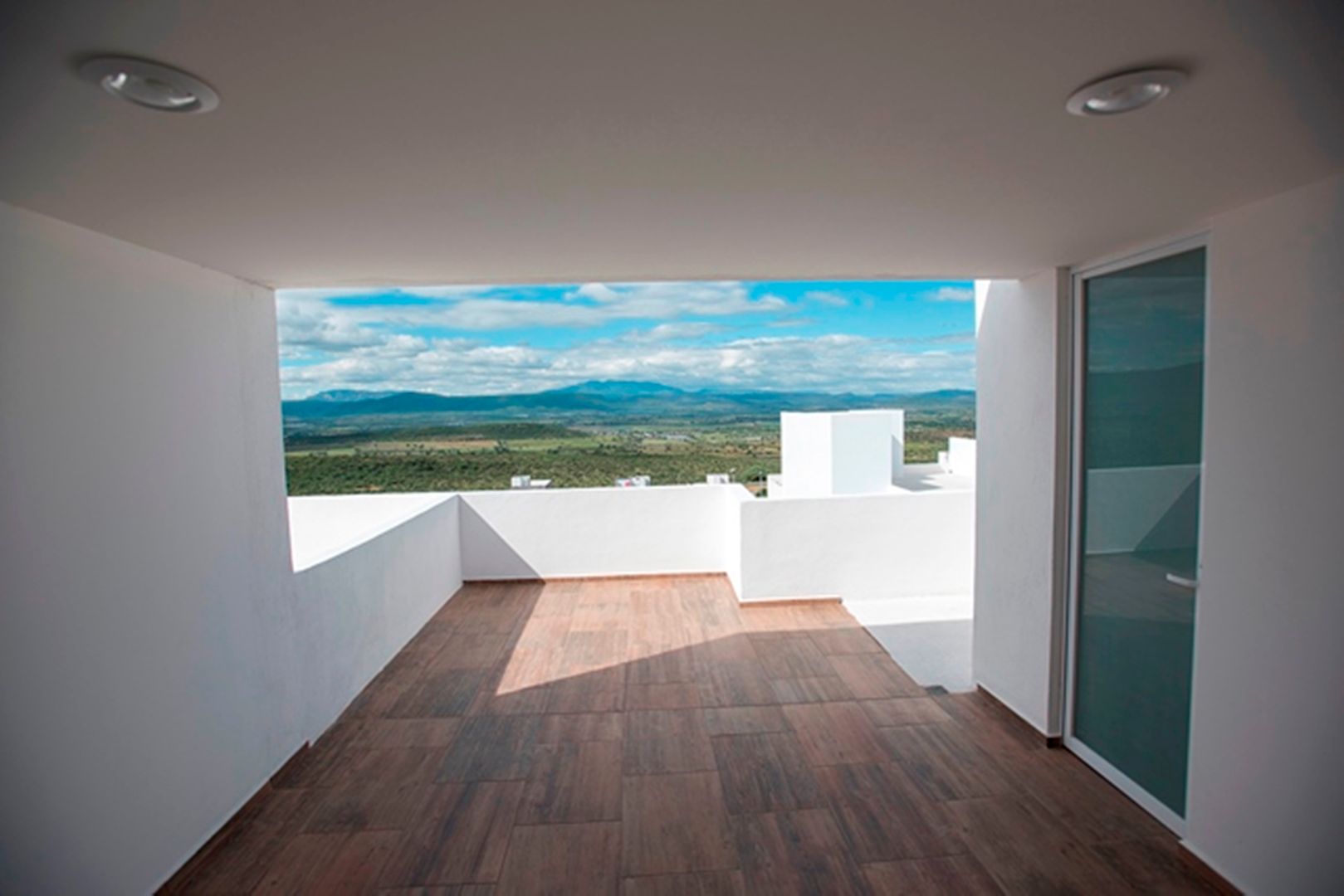 Casa Pitahayas 87, Zibatá, El Marqués, Querétaro, JF ARQUITECTOS JF ARQUITECTOS Minimalistische balkons, veranda's en terrassen