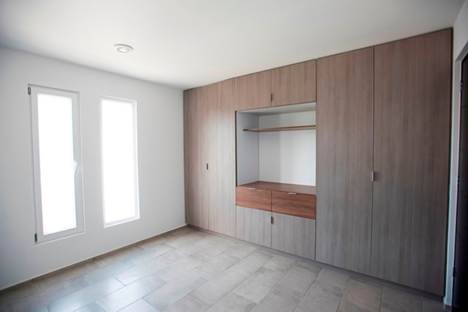 Casa Pitahayas 87, Zibatá, El Marqués, Querétaro, JF ARQUITECTOS JF ARQUITECTOS Minimalist bedroom Wardrobes & closets