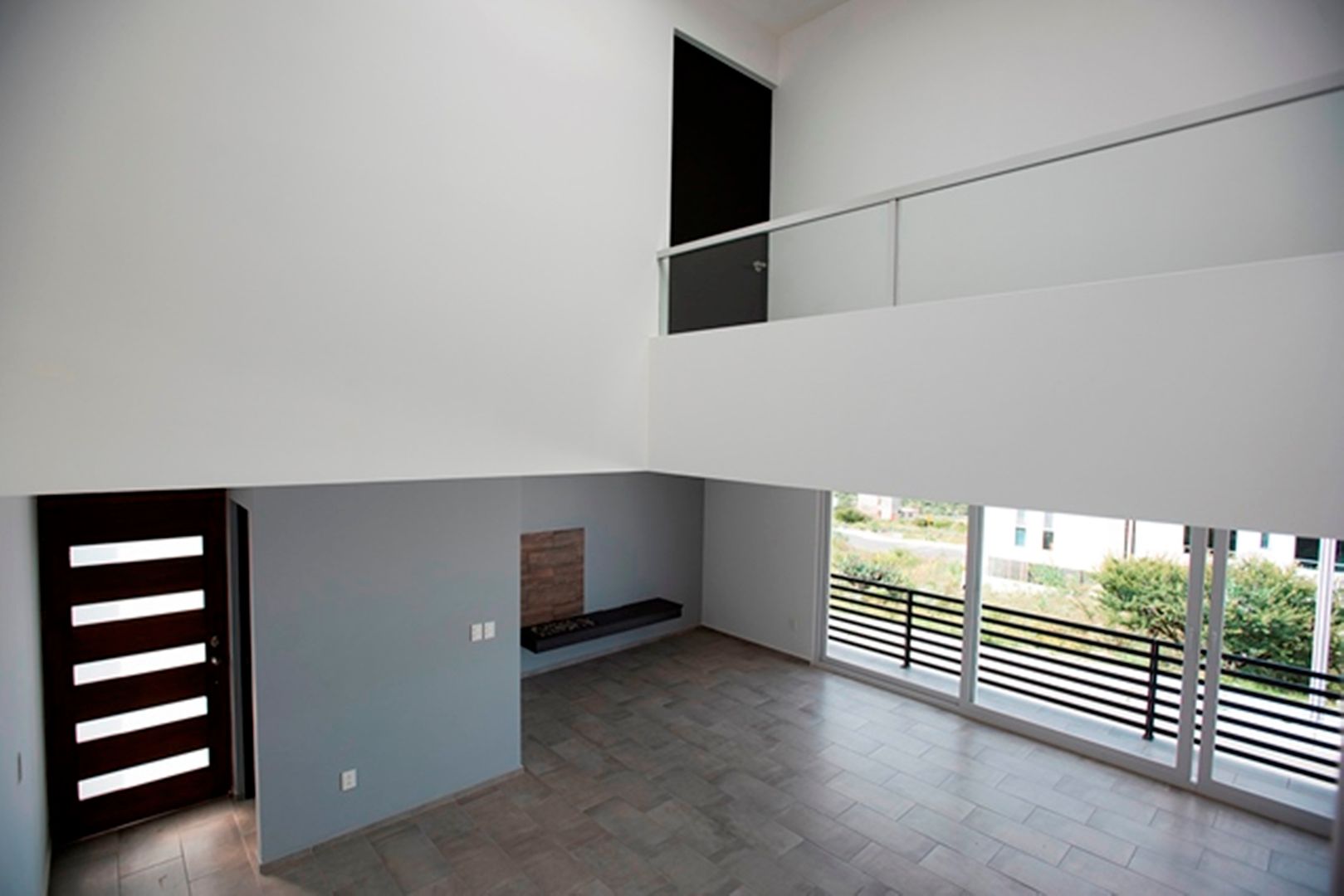 Casa Pitahayas 87, Zibatá, El Marqués, Querétaro, JF ARQUITECTOS JF ARQUITECTOS Minimalistische woonkamers Open haarden & accessoires