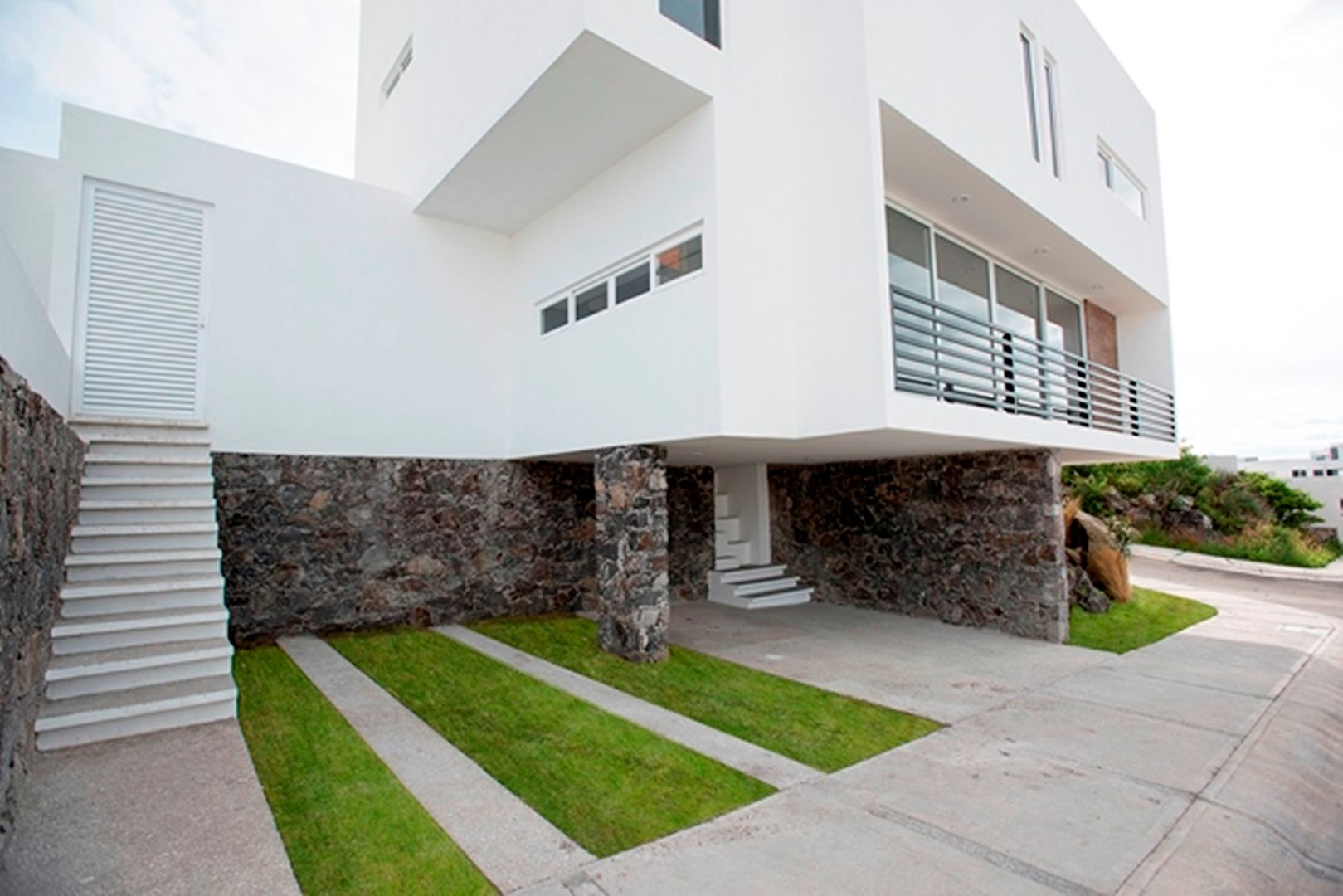 Fachada JF ARQUITECTOS Casas de estilo minimalista