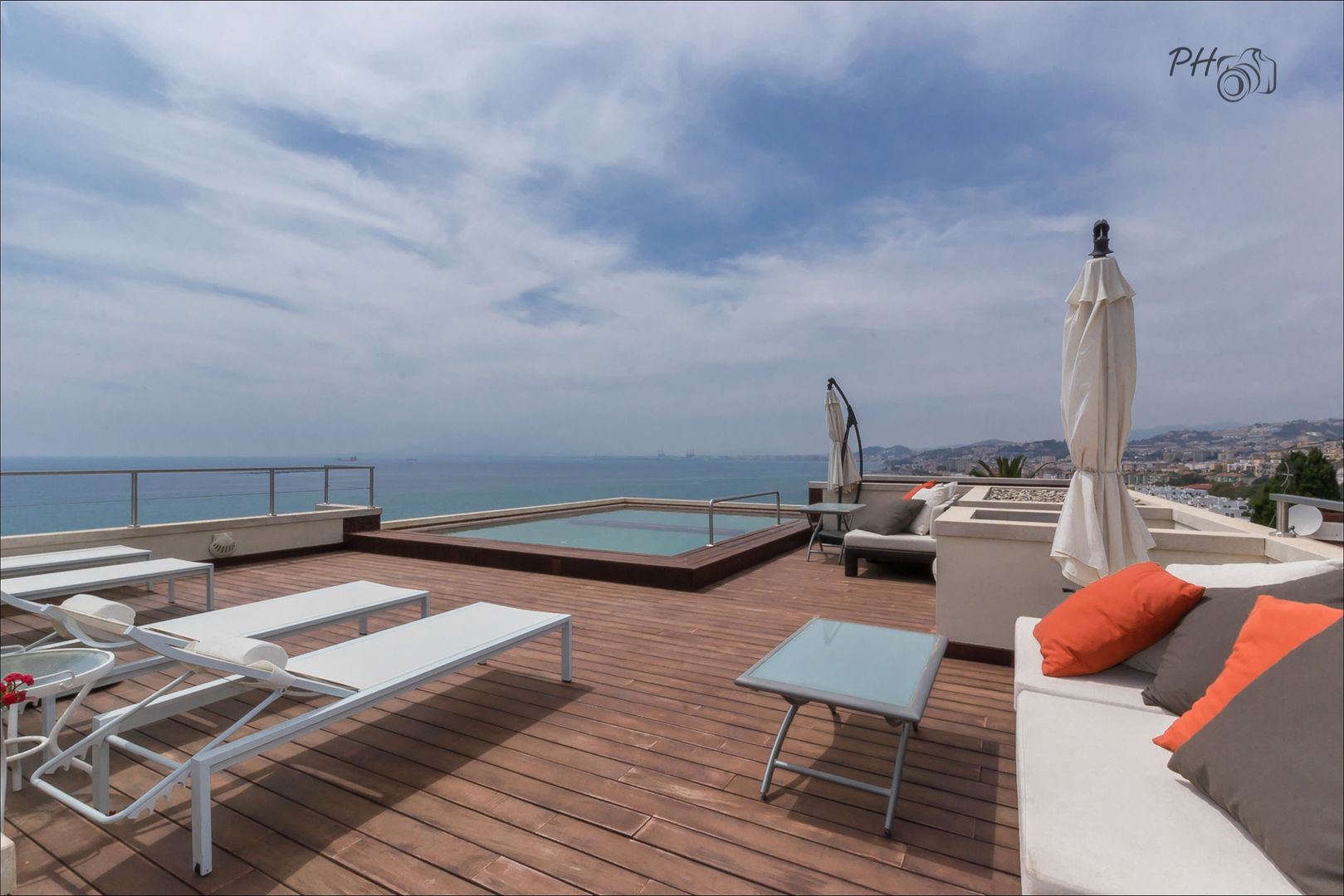 Solarium con vistas al mar y la bahía de Málaga Per Hansen Balcones y terrazas de estilo tropical