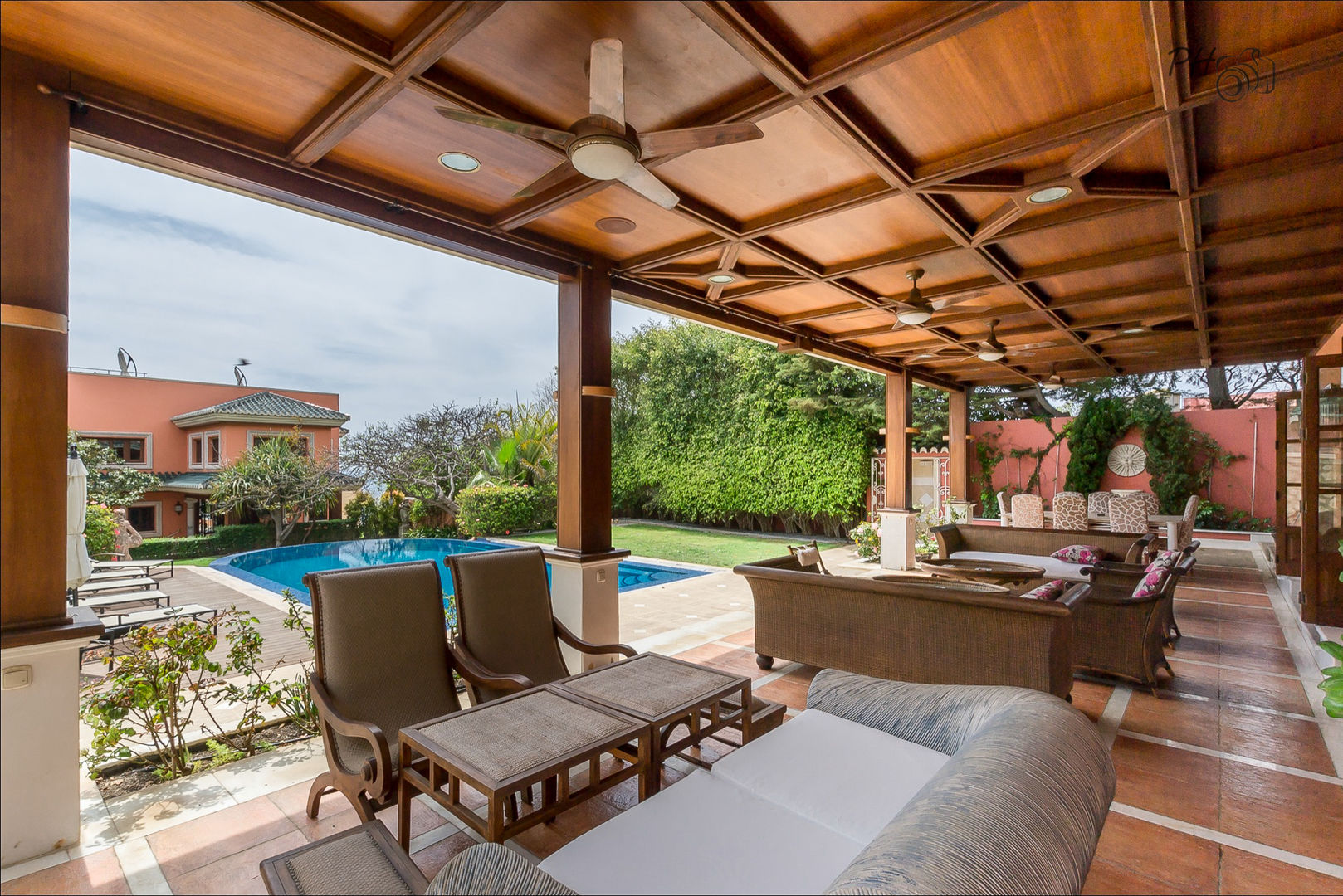 Villa de lujo en Málaga con toques tropicales, Per Hansen Per Hansen Tropical style balcony, veranda & terrace