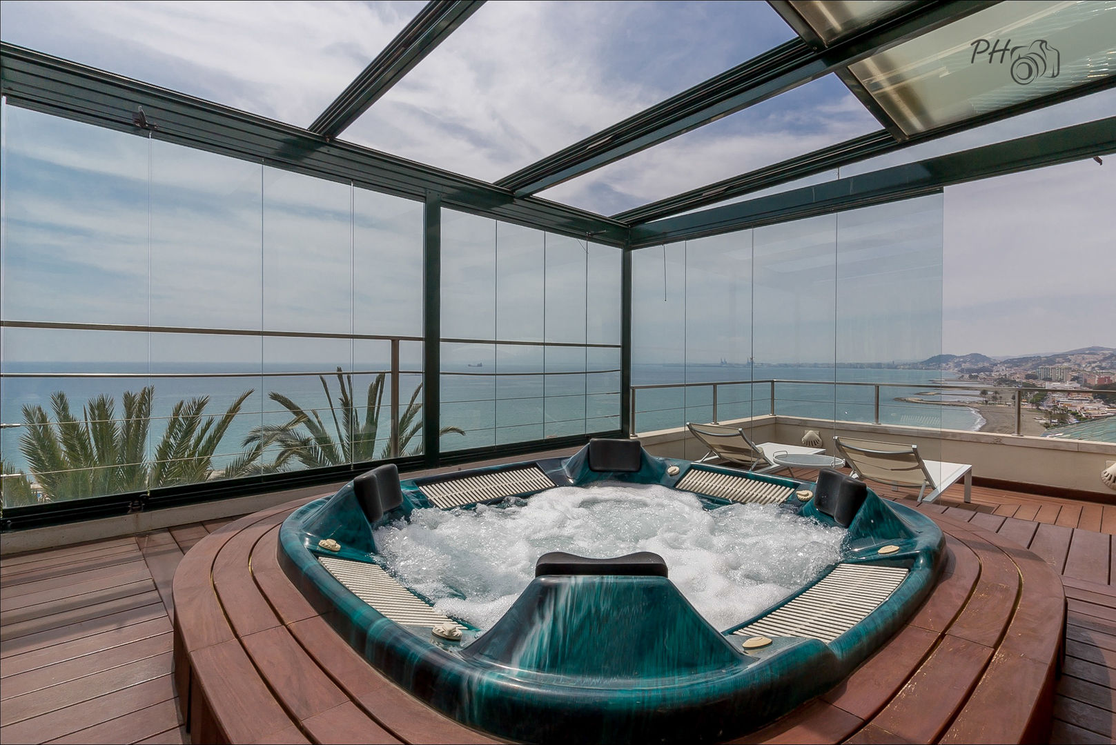Bañera con hidromasaje con vistas panorámicas en el solarium. Per Hansen Spa de estilo tropical