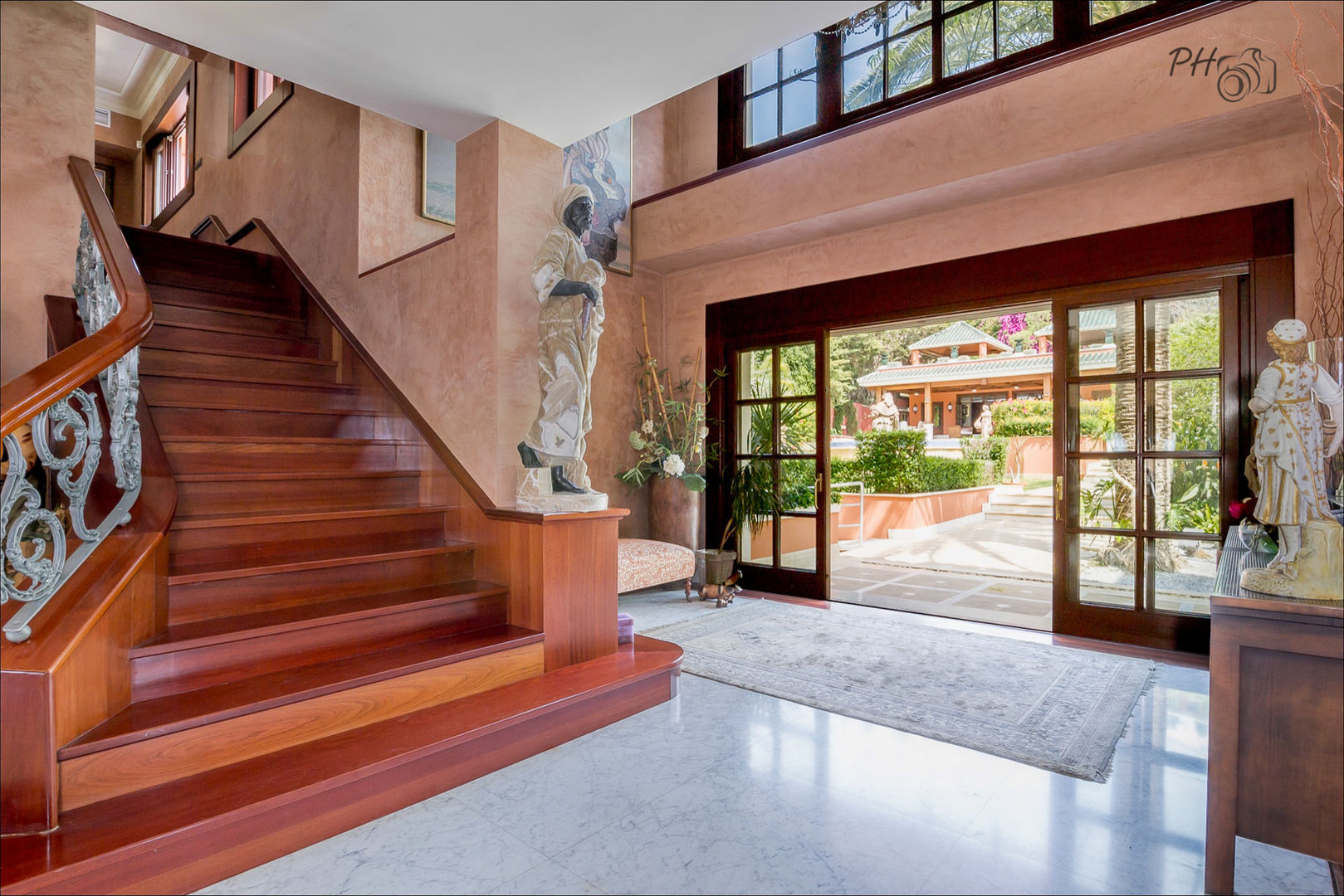 Villa de lujo en Málaga con toques tropicales, Per Hansen Per Hansen Modern corridor, hallway & stairs