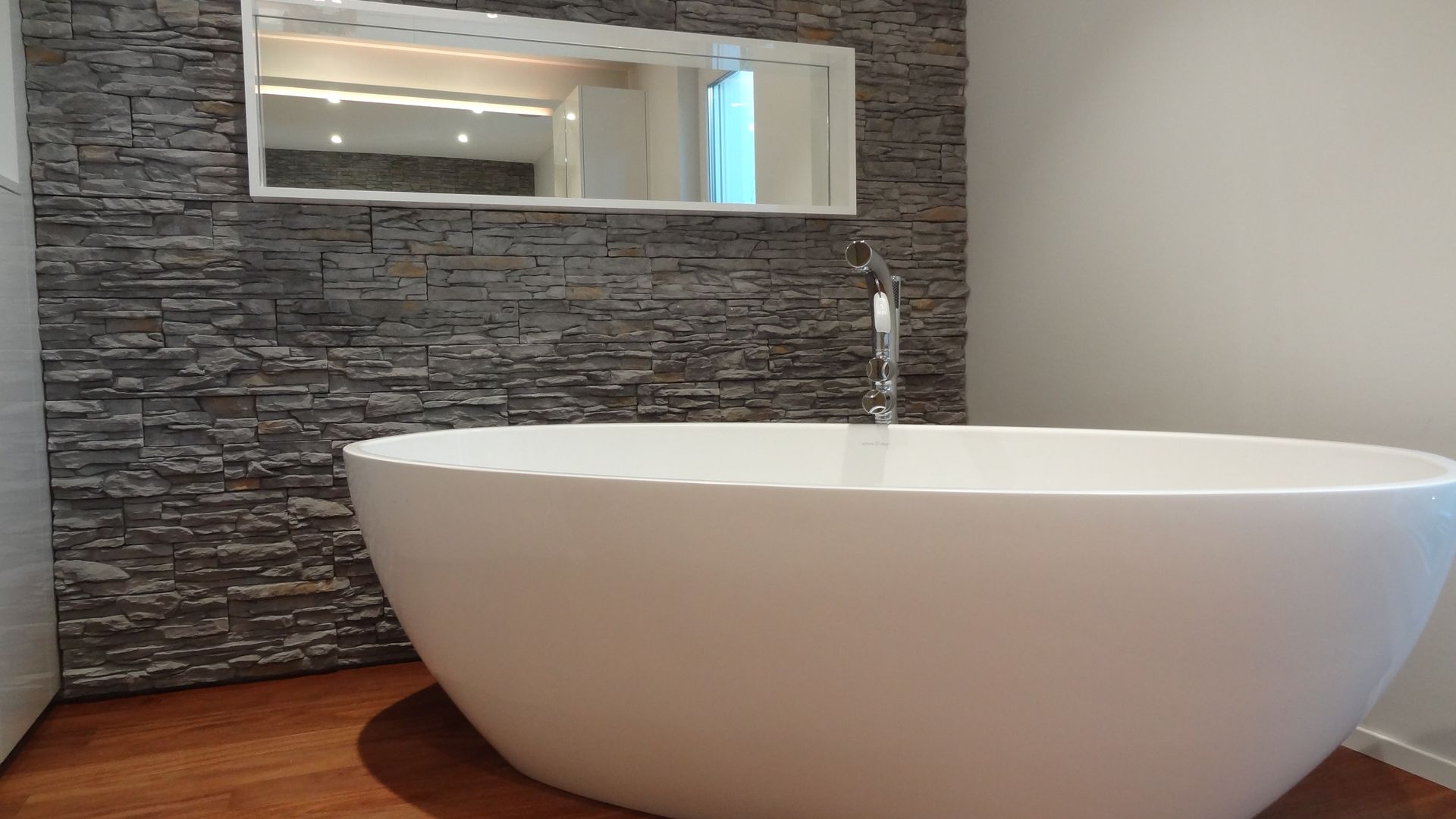 Badezimmer Modern Art, Lallerdesign Lallerdesign Modern Bathroom Bathtubs & showers