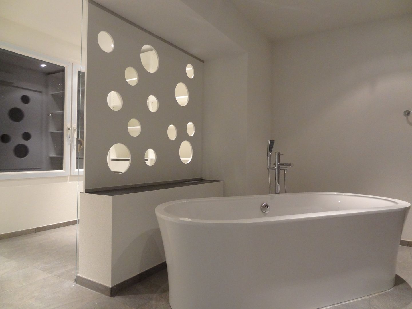 Badezimmer Modern Art, Lallerdesign Lallerdesign Modern bathroom Bathtubs & showers