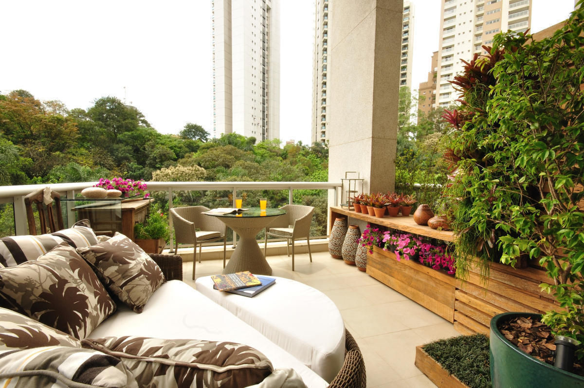 VARANDA DE APARTAMENTO - MORUMBI-SP., Eduardo Luppi Paisagismo Ltda. Eduardo Luppi Paisagismo Ltda. Eclectic style balcony, veranda & terrace