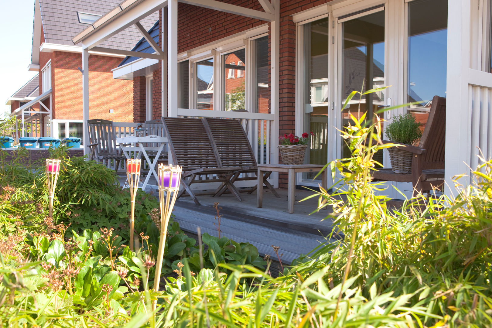 Voortuinen Mocking Hoveniers, Dutch Quality Gardens, Mocking Hoveniers Dutch Quality Gardens, Mocking Hoveniers Country style balcony, veranda & terrace