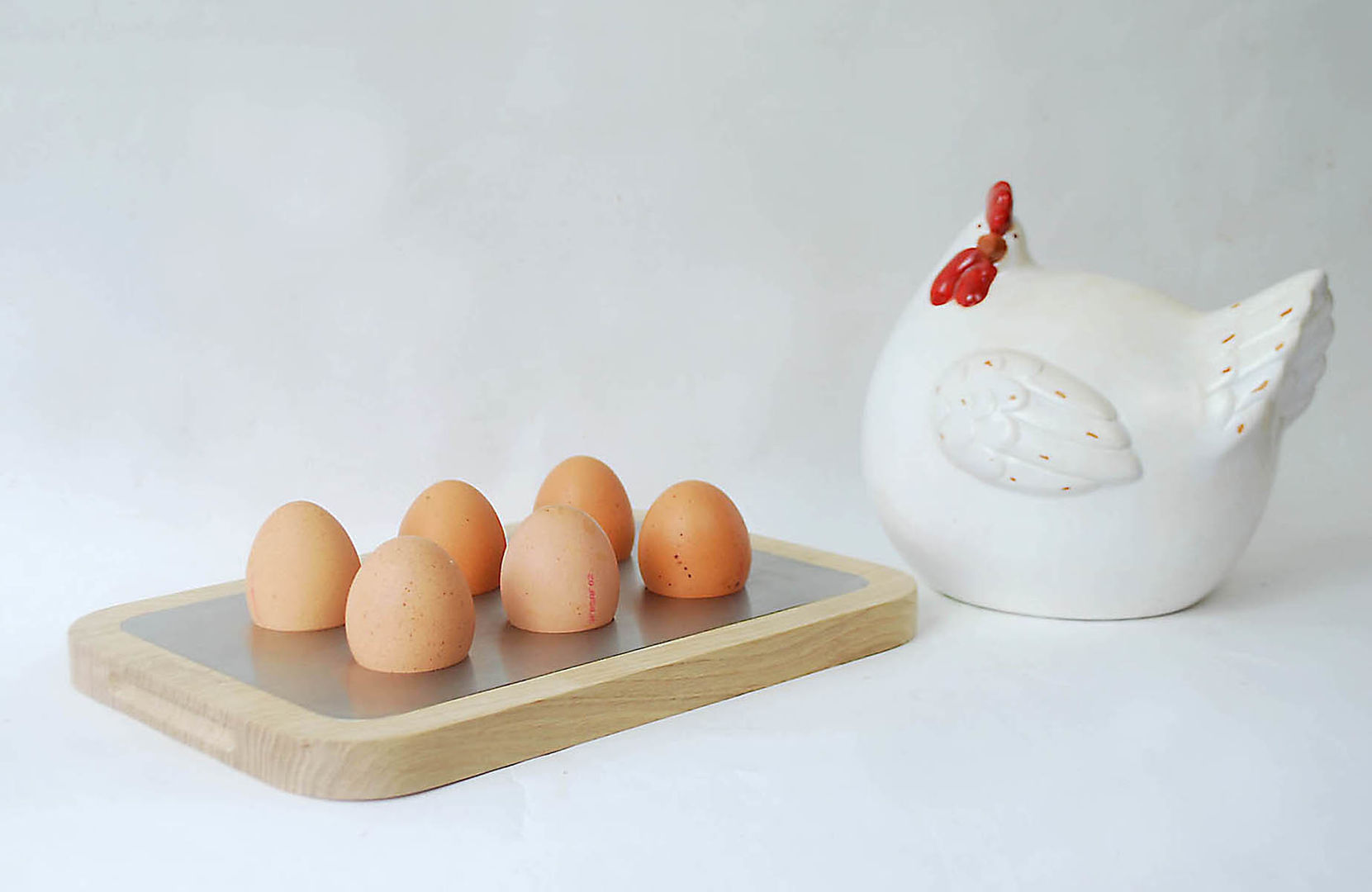 Planche à oeufs éco-design - LA COCOTTE" en chêne et inox massif., Studio OPEN DESIGN Studio OPEN DESIGN オリジナルデザインの キッチン キッチン用具