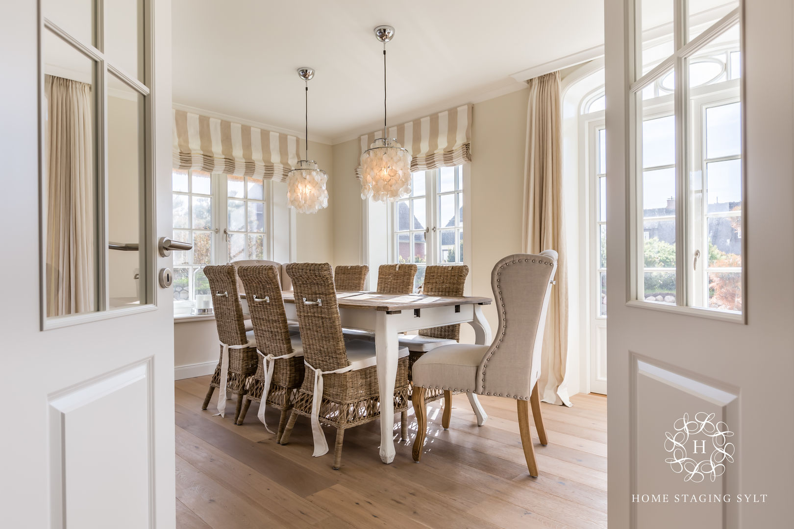 Design Reetdach Neubau, Home Staging Sylt GmbH Home Staging Sylt GmbH Ruang Makan Gaya Country