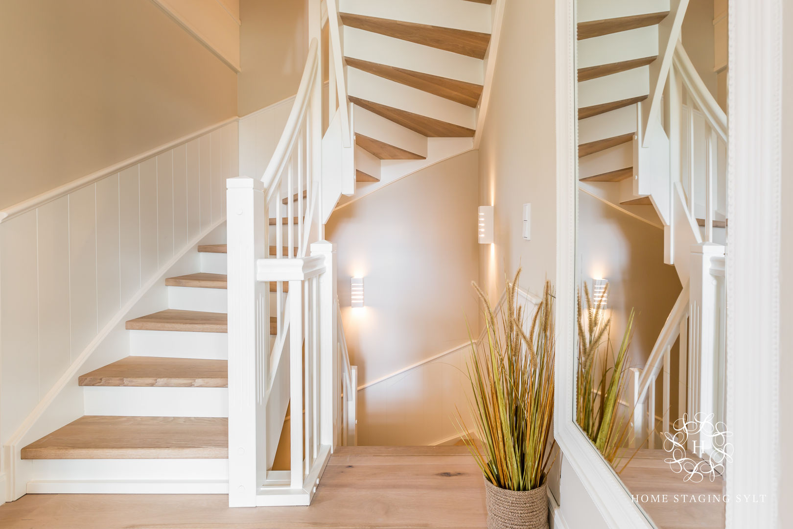 Design Reetdach Neubau, Home Staging Sylt GmbH Home Staging Sylt GmbH Country style corridor, hallway& stairs