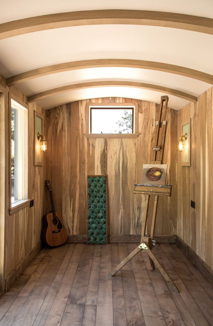 Railway Carriage, Mungo & Betsy Mungo & Betsy Industrial style garden