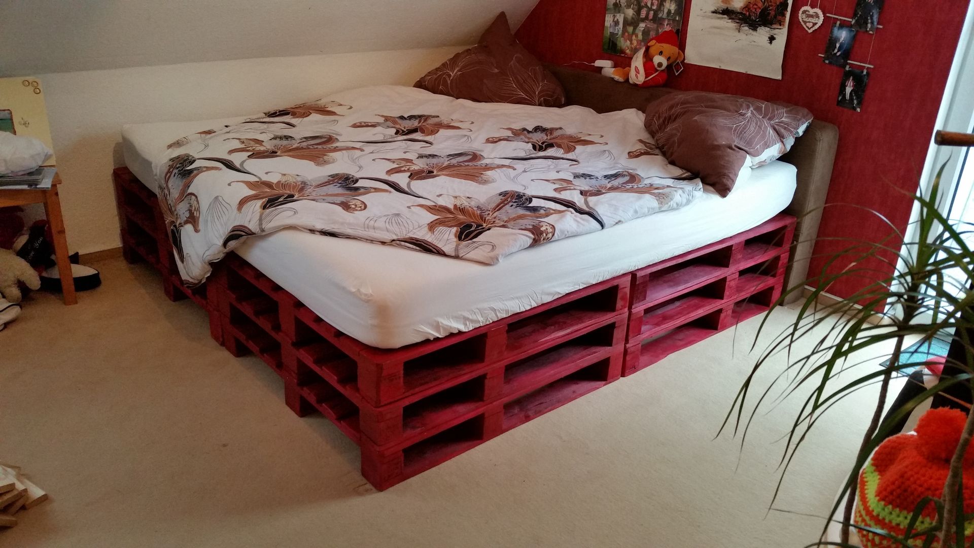 Doppelbett aus 12 Einwegpaletten Gerner Logistik und Paletten Ausgefallene Schlafzimmer Betten und Kopfteile