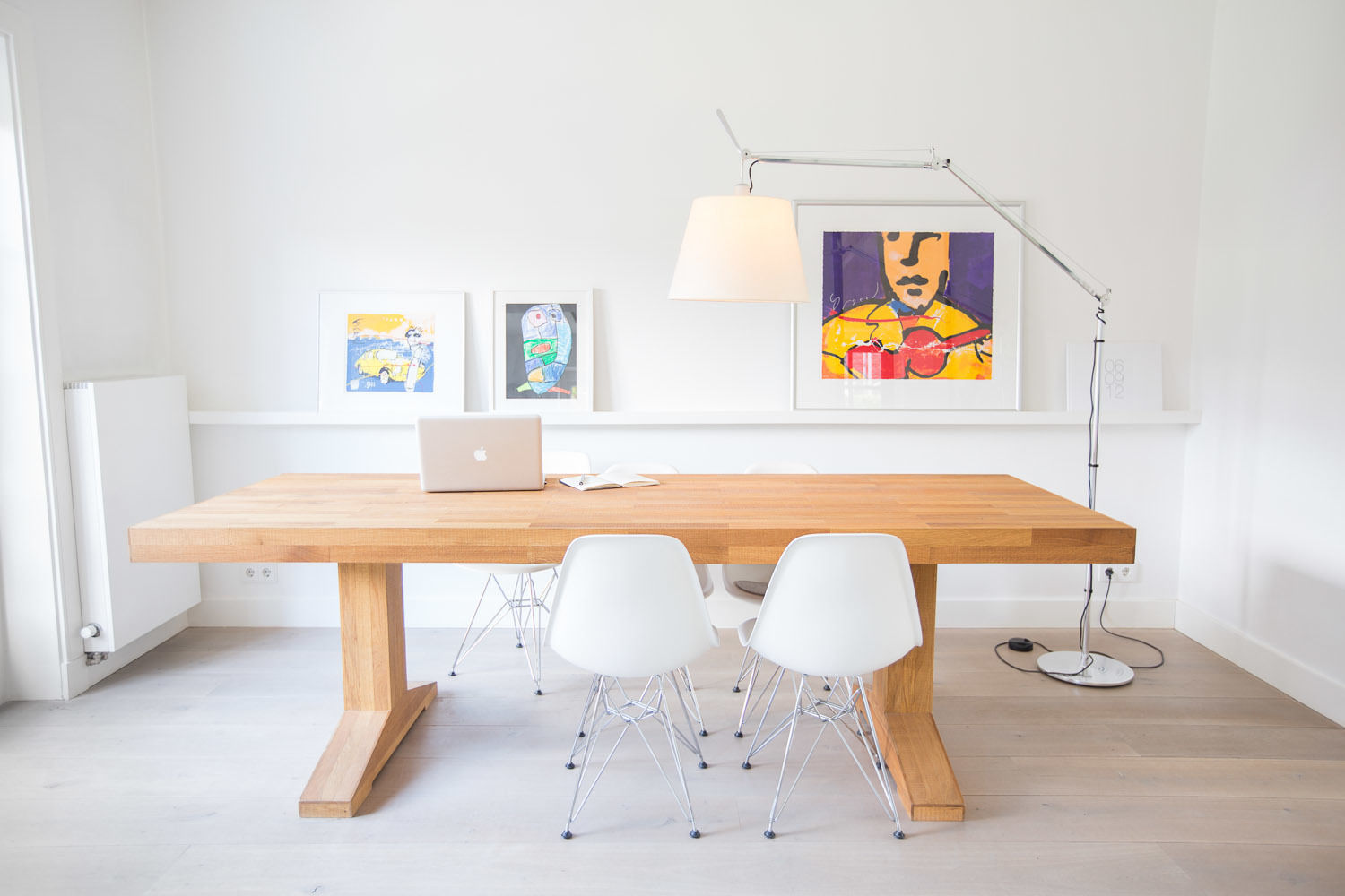 Woonhuis Laren ontwerpplek, interieurarchitectuur Moderne eetkamers Tafel,Meubilair,Eigendom,Computer tafel,Gebouw,Bureau,Computer,Persoonlijke computer,laptop,Stoel