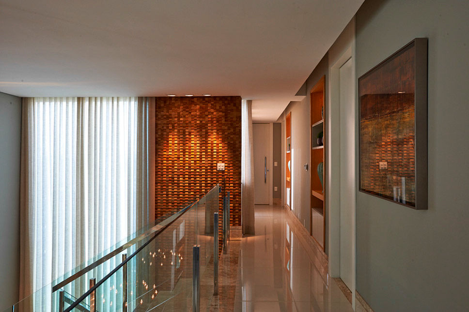 Residência LM, Gláucia Britto Gláucia Britto Modern Corridor, Hallway and Staircase